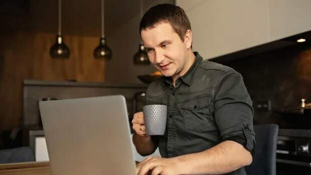 -Моя зарплата у моей мамы, пиши ей, она переведет. Сообщил мне сожитель, на мою просьбу скидываться на продукты. Юлия 45.