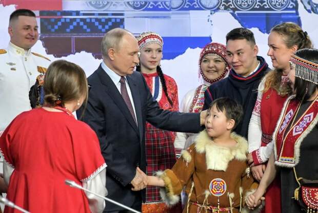 Путин «дал пять» юному мультипликатору на встрече с коренными народами