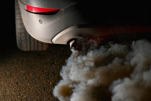 В Мурманске мужчина разозлился, когда его окатили водой из лужи, и угнал машину