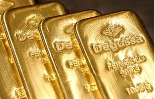 Gold bullions are displayed at Degussa shop in Singapore June 16, 2017. REUTERS/Edgar Su/File Photo