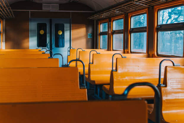 пустой вагон без пассажиров на закате - electric trains in russia стоковые фото и изображения