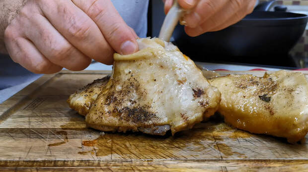 Мало кто делает паштет из курицы, а ведь это очень вкусно и недорого. Показываем, как мы готовим нежнейший домашний куриный паштет