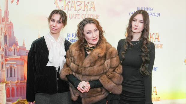 «Согласна служить курьером»: Тумайкина о воспитании детей