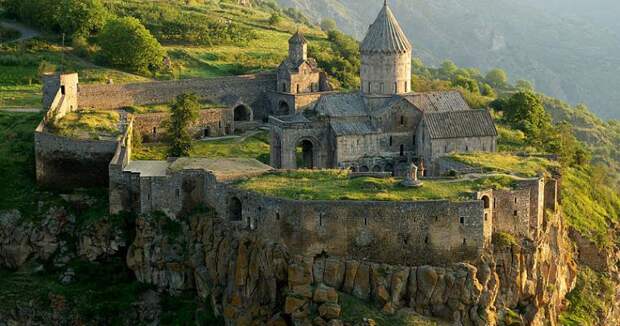 армянский город и горы