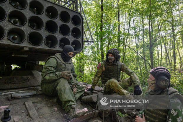 На заглавном фото: Работа экипажа тяжелой огнеметной системы ТОС-1А ЦВО на Краснолиманском направлении.