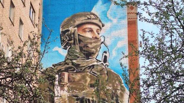 Муральный ущерб: «боец ВСУ» с граффити в Дзержинском оказался фотомоделью
