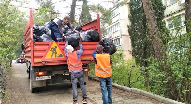 «Десант» из 40 дворников приступил к уборке Большой Ялты