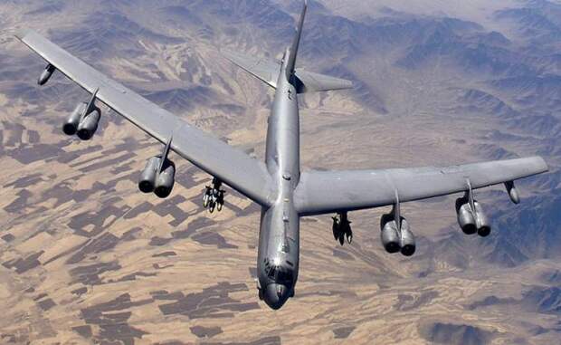 На фото: B-52H в небе Афганистана, 2006 год