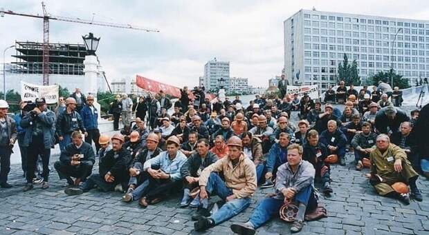 1. Забастовка шахтеров у Дома правительства РФ, Москва, 1998 год 1. Забастовка шахтеров у Дома правительства РФ, Москва, 1998 год