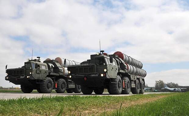 Зенитные ракетные комплексы C-400 во время тренировки парада Победы на военном аэродроме в Ростове-на-Дону