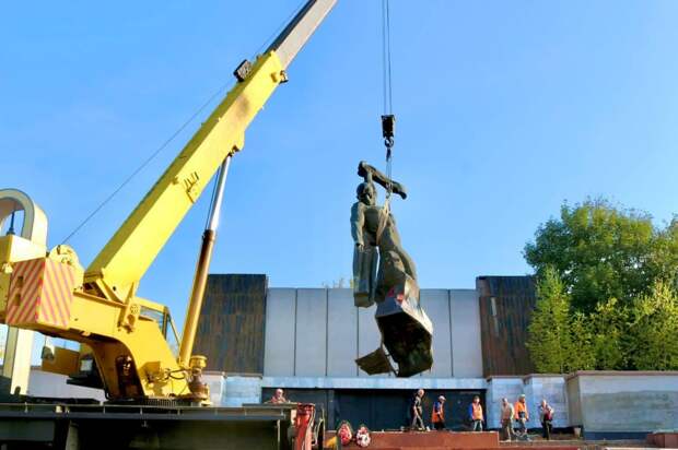 На Украине памятник нацистам поставят на братской могиле советских воинов