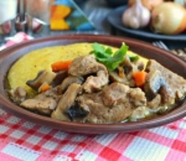 Свинина тушеная с шампиньонами и горчицей