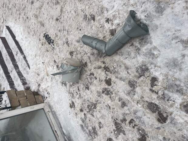 В Самаре рухнувшая часть водосточной трубы едва не задела проходившую снизу девушку