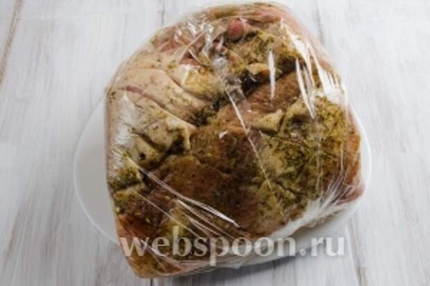 Обернуть мясо пакетом для запекания. Положить в холодильник на 6 - 10 часов.