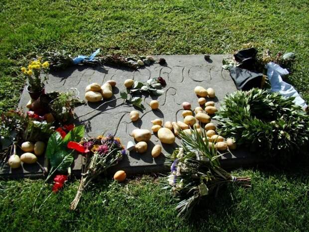 Немецкая традиция: приносить клубни картофеля на могилу Фридриха Великого (Иллюстрация из открытых источников)