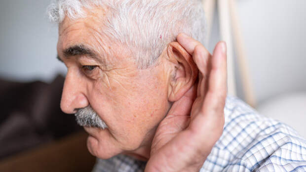 Гериатр Прощаев рассказал о последствиях снижения слуха в пожилом возрасте