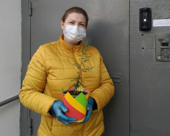 Соцработник из Алтуфьева Ольга Денисова подарила одинокой пенсионерке комнатный кипарис