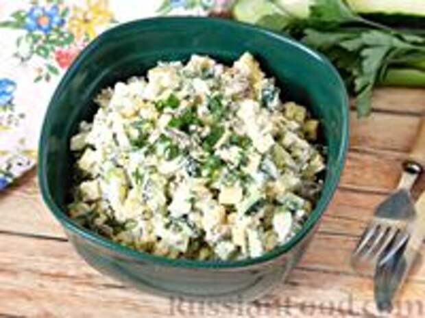Фото к рецепту: Салат с сардинами, огурцами и сыром