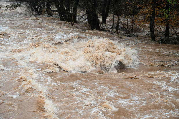 В Махачкале спасли девочку, которую унёс бурный поток во время наводнения