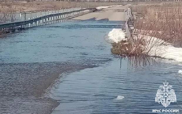 В регионе затопило еще два моста и дорогу