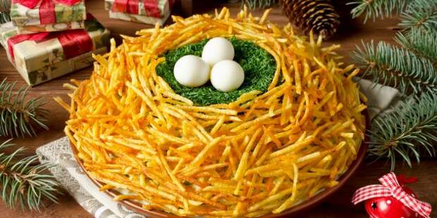 Классический салат «Гнездо глухаря» с перепелиными яйцами и жареной картошкой