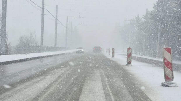 На дорогах Ялты и Алушты затруднено движение из-за снегопадов