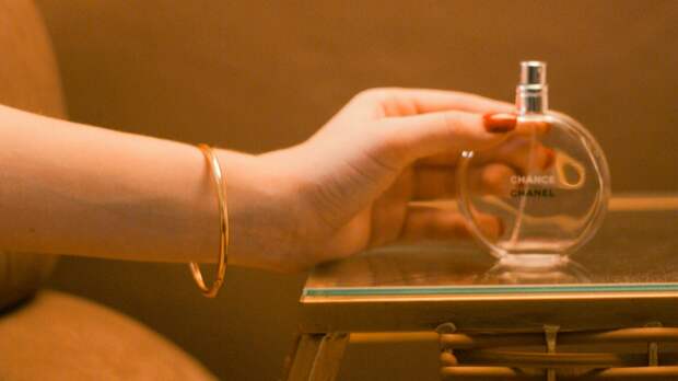 Почему один и тот же аромат звучит по-разному: полный гид по видам парфюмерии