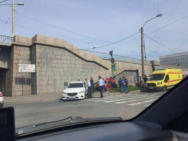 Не вошел в поворот: автомобиль под камерой протаранил машину и Кантемировский мост