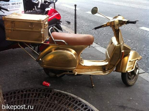 Золотой скутер Vespa
