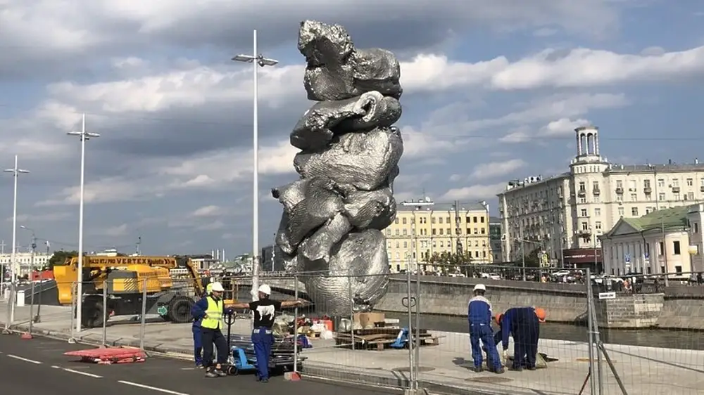 Сейчас установлен. Скульптура Урса Фишера на Болотной. Урс Фишер памятник в Москве. Статуя на Болотной набережной в Москве. Урс Фишер памятник на Болотной набережной.