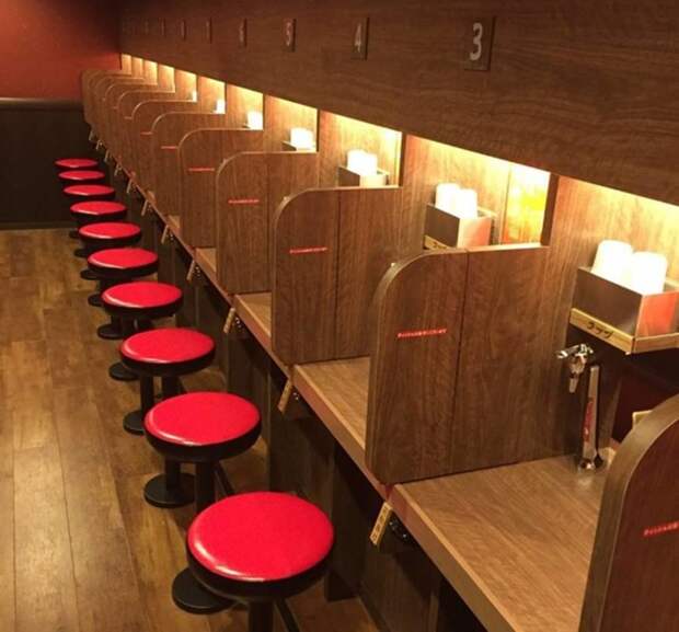 2. Японская сеть ресторанов для интровертов появилась после того, как владелец обедал со своими неряшливыми подругами, которые не прикрывали рот во время еды интересно, интроверт, ресторан, сам с собой