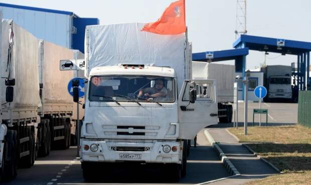 Первые грузовики из гуманитарного конвоя вернулись на территорию РФ