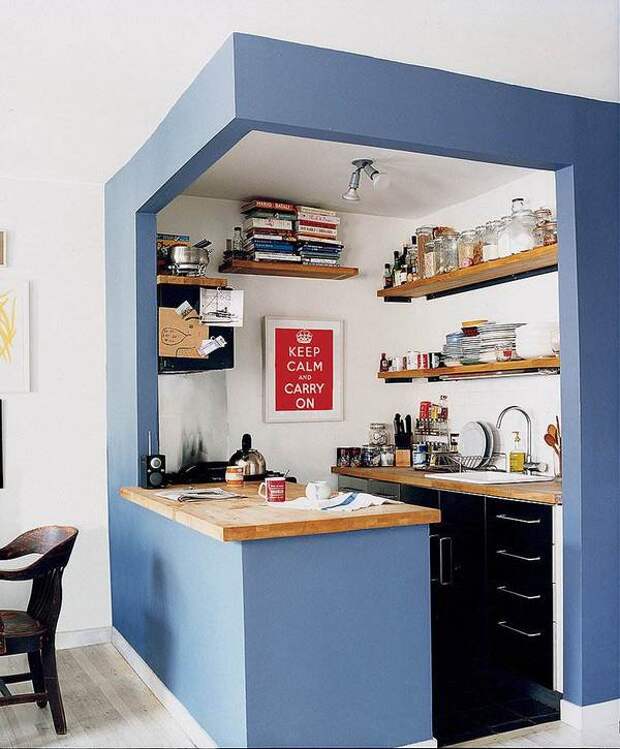 маленькая кухня в квартире студии коробка