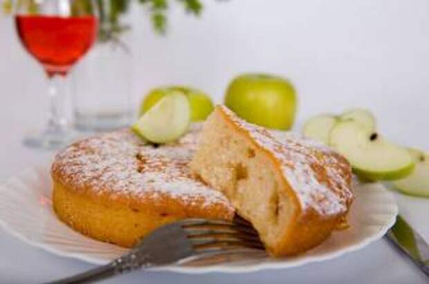 Шарлотка с яблоками сахарная пудра