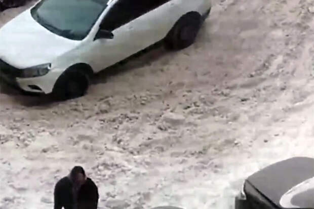 Житель Казани выстрелил по колесам машины, преградившей путь вызванному им такси