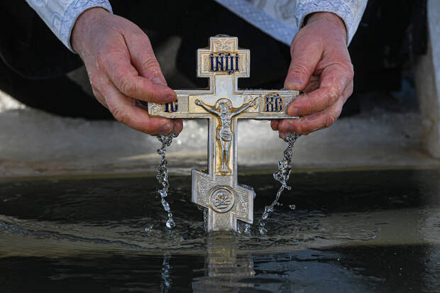 Священник Портнов: погружение в прорубь на Крещение не заменяет покаяние