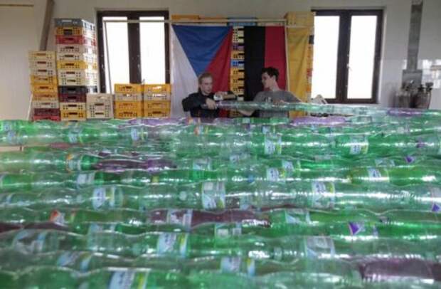 Студенты соорудили лодку из пластиковых бутылок (15 фото)