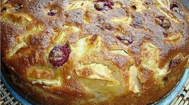 Шарлотка яблочная с вишней. Уверена, такую вкусную, Вы еще не пробовали