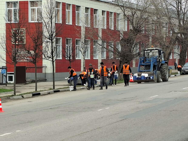 В Туле начали красить бордюры и ограждения в рамках месячника чистоты