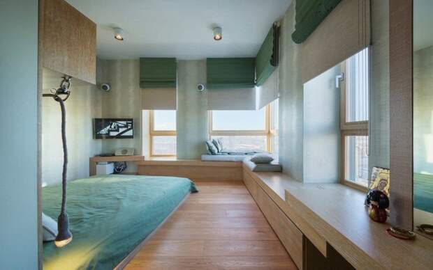 мебель в спальне с эркерными окнами