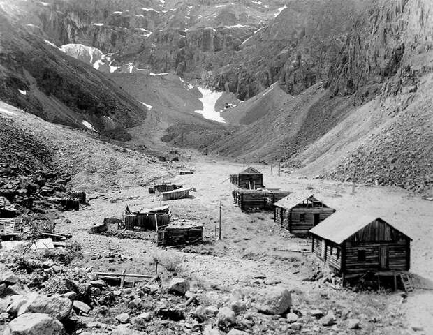 Жилая зона лагеря. Дома и служебные помещения охраны.