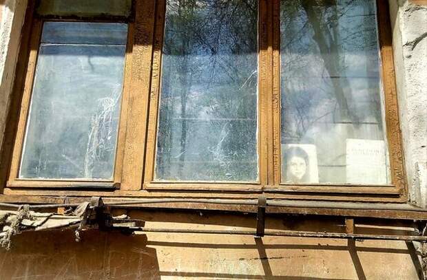Старые рамы и окна открытые в Ленинграде. Окон давно