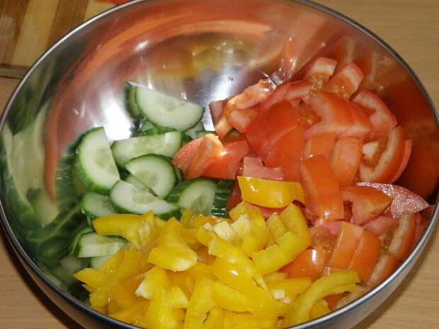 Нарезать крупно разноцветный перец. пошаговое фото этапа приготовления греческого салата