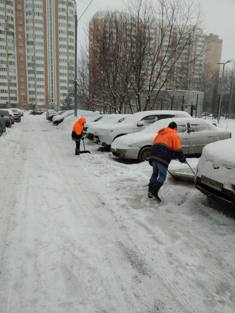В управе Северного пояснили, почему коммунальщики формируют снежные валы