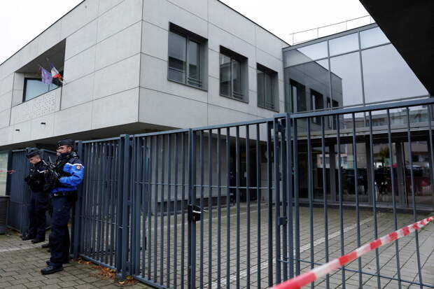 Элитную школу для русских закрыли прямо перед концом учебного года