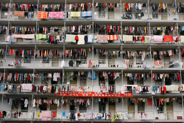 Сушка белья в студенческом общежитие в колледже в городе Ухань, Китай