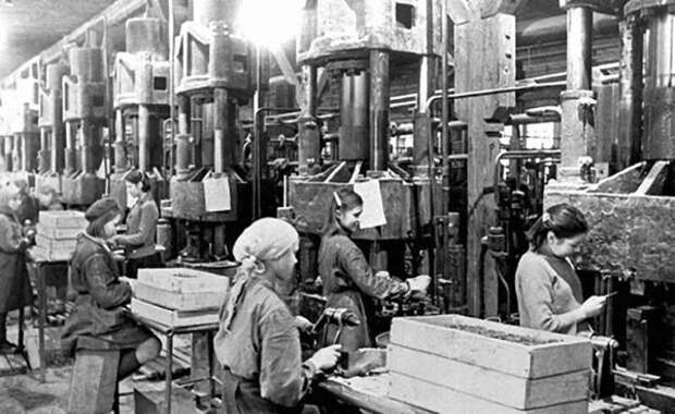 завод, рабочие, промышленность, Великая Отечественная война |Фото: zipperua.com