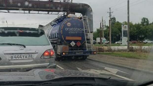 Бензовоз на шоссе Ленточный Бор / Фото: 2ГИС / Alexandra Scherbinina