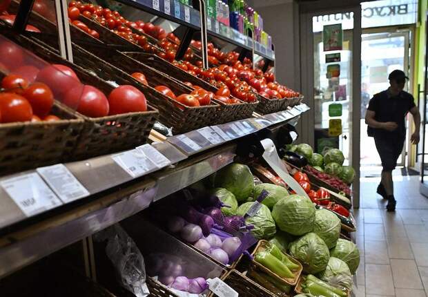 Россиянка ведрами выносила продукты из супермаркетов и попала на видео