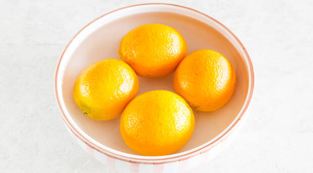 Апельсины надо выдержать в кипятке